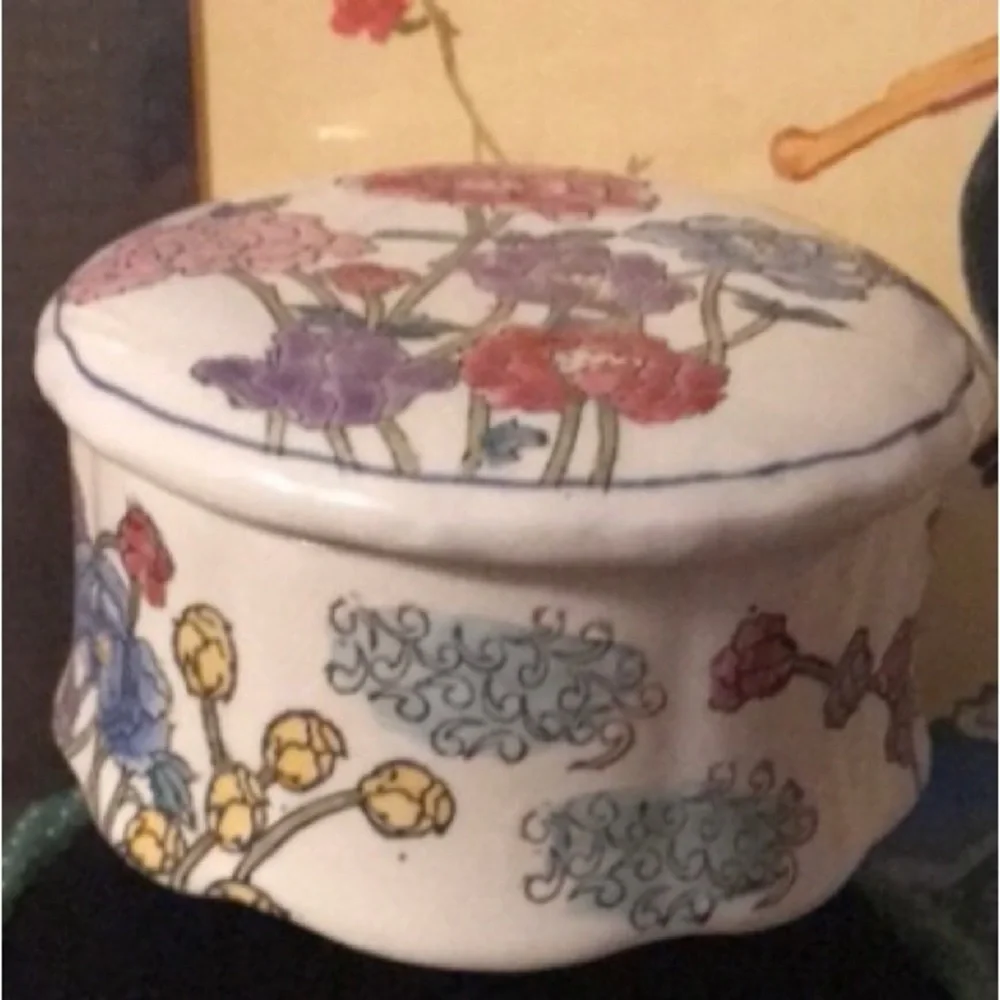 Ceramic Jewelry Box Floral Macao Style China Multicolor Midcentury 4”Dx2-3/8”H